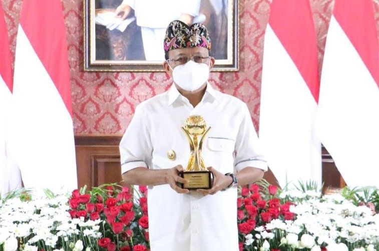 podiumnews.com-Gubernur Bali Raih Penghargaan Pembina Terbaik dalam TOP BUMD Awards 2021